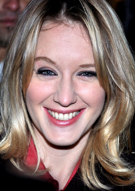 How tall is Ludivine Sagnier?